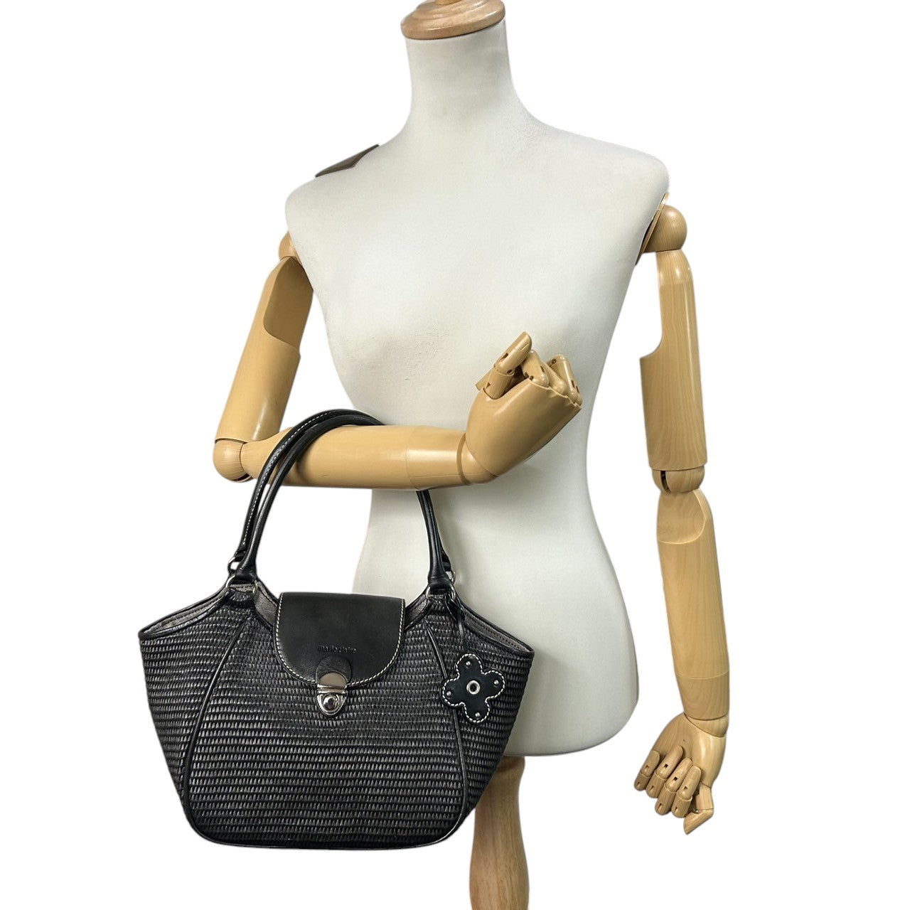 【美品】marie claire マリクレール ハンドバッグ ワンショルダー 自立可 編み込みデザイン レザー ブラック シルバー金具 クローバーチャーム付き レディース エレガント カジュアル フェミニン 人気モデル クリーニング済み s33