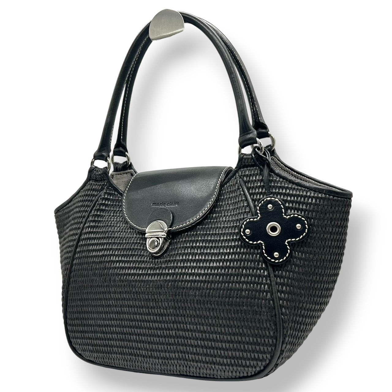 【美品】marie claire マリクレール ハンドバッグ ワンショルダー 自立可 編み込みデザイン レザー ブラック シルバー金具 クローバーチャーム付き レディース エレガント カジュアル フェミニン 人気モデル クリーニング済み s33
