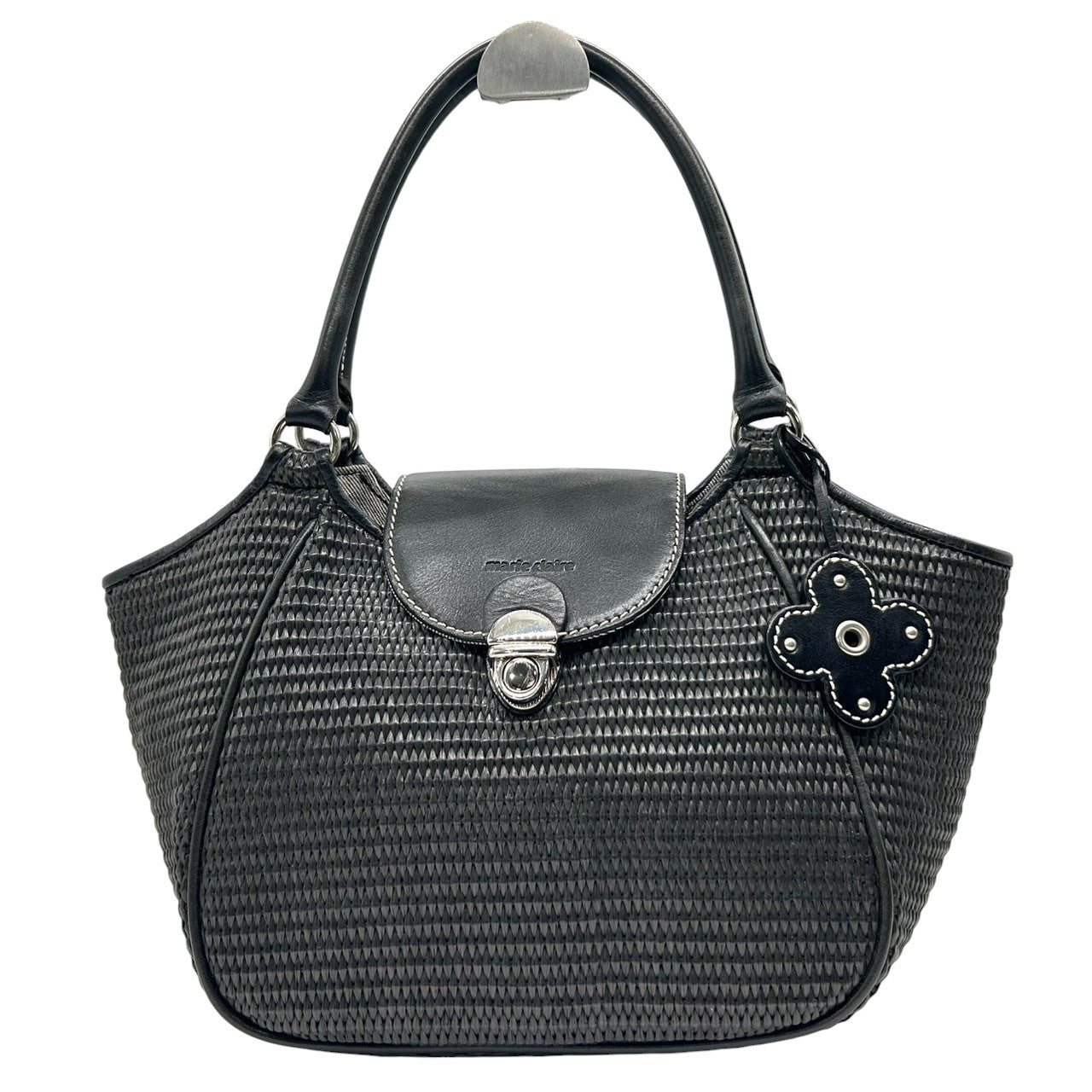 【美品】marie claire マリクレール ハンドバッグ ワンショルダー 自立可 編み込みデザイン レザー ブラック シルバー金具 クローバーチャーム付き レディース エレガント カジュアル フェミニン 人気モデル クリーニング済み s33