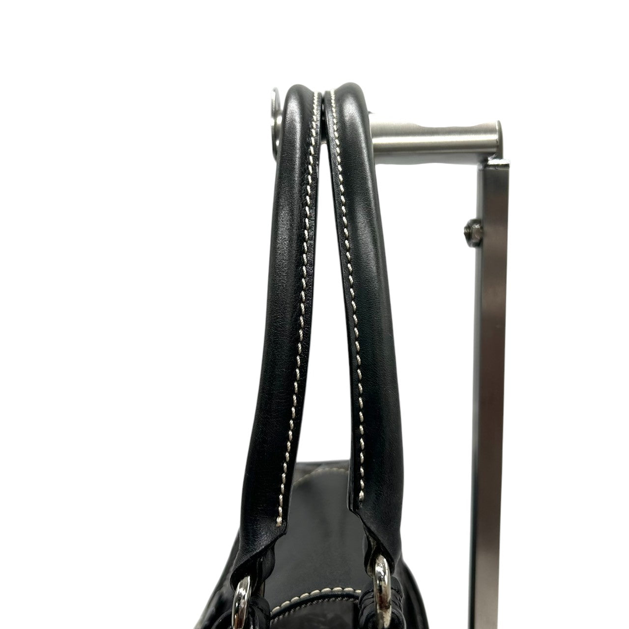 【美品】marie claire マリクレール ハンドバッグ ワンショルダー 自立可 編み込みデザイン レザー ブラック シルバー金具 クローバーチャーム付き レディース エレガント カジュアル フェミニン 人気モデル クリーニング済み s33