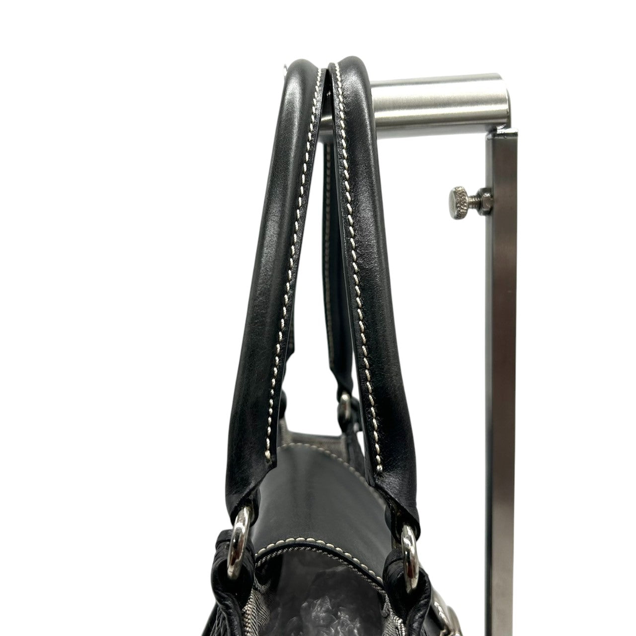 【美品】marie claire マリクレール ハンドバッグ ワンショルダー 自立可 編み込みデザイン レザー ブラック シルバー金具 クローバーチャーム付き レディース エレガント カジュアル フェミニン 人気モデル クリーニング済み s33