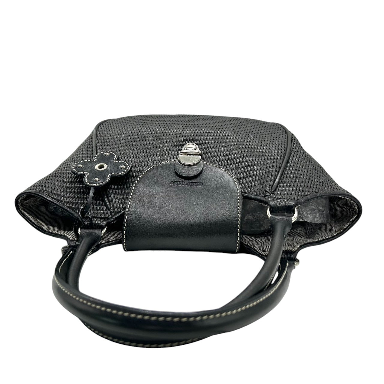 【美品】marie claire マリクレール ハンドバッグ ワンショルダー 自立可 編み込みデザイン レザー ブラック シルバー金具 クローバーチャーム付き レディース エレガント カジュアル フェミニン 人気モデル クリーニング済み s33