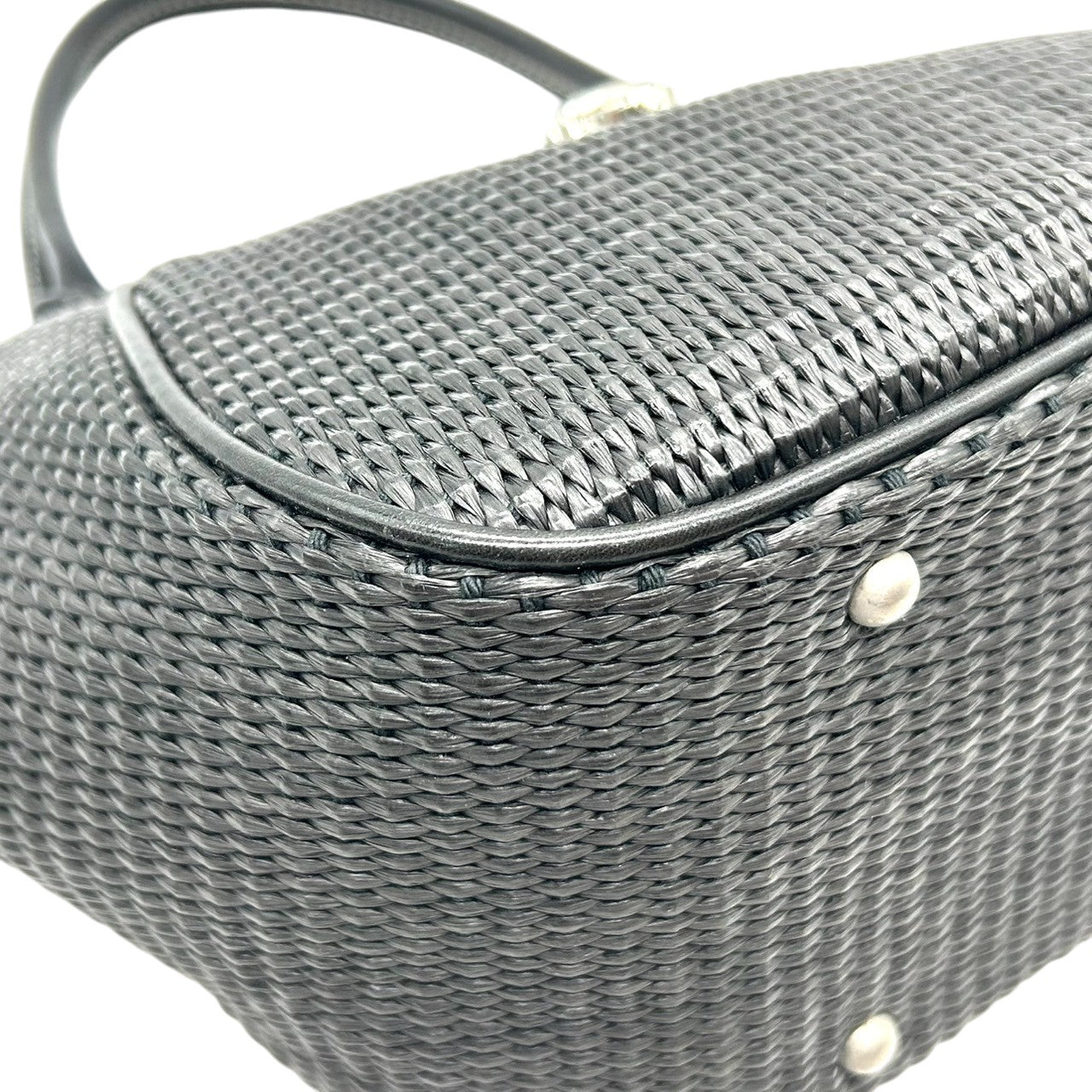 【美品】marie claire マリクレール ハンドバッグ ワンショルダー 自立可 編み込みデザイン レザー ブラック シルバー金具 クローバーチャーム付き レディース エレガント カジュアル フェミニン 人気モデル クリーニング済み s33