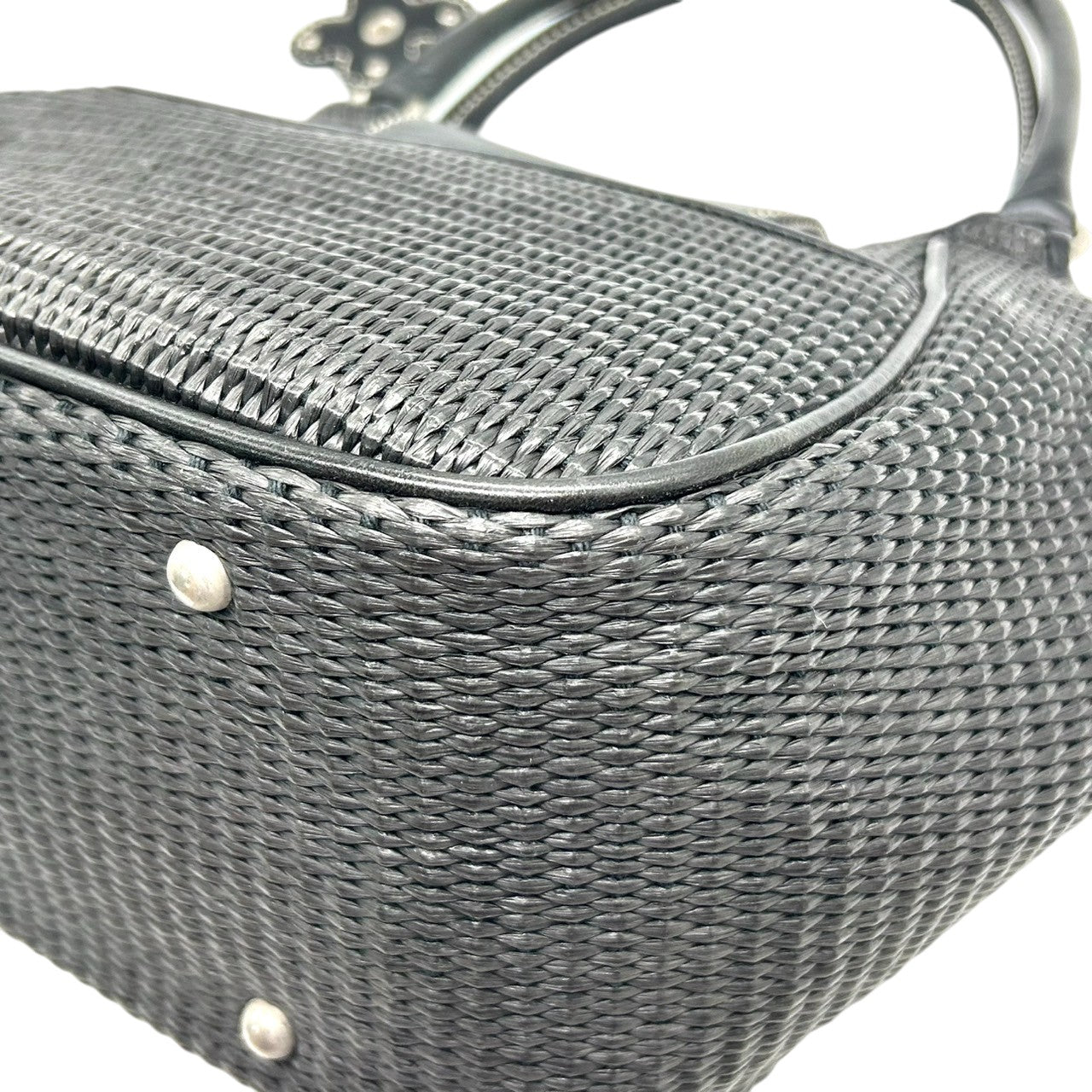 【美品】marie claire マリクレール ハンドバッグ ワンショルダー 自立可 編み込みデザイン レザー ブラック シルバー金具 クローバーチャーム付き レディース エレガント カジュアル フェミニン 人気モデル クリーニング済み s33