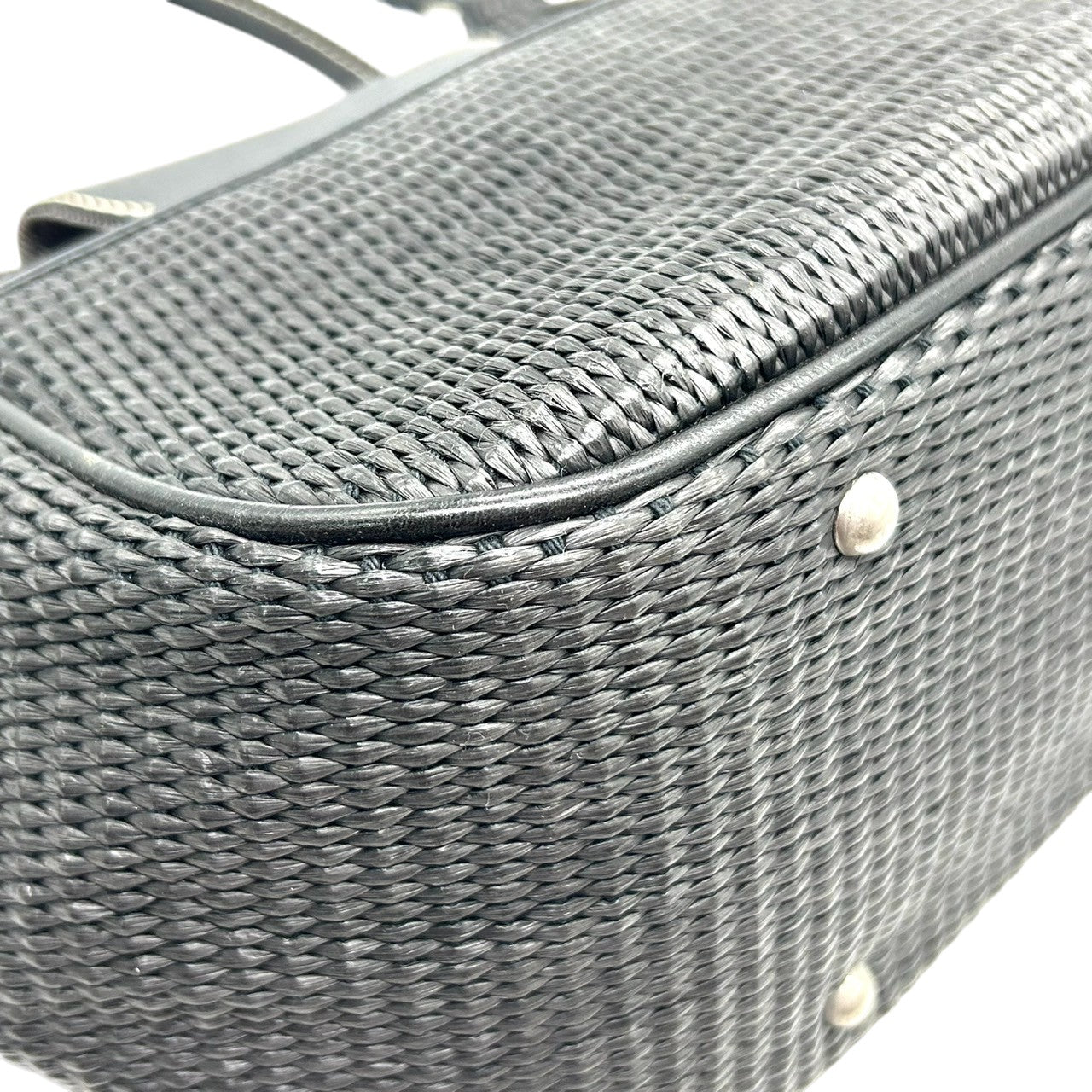 【美品】marie claire マリクレール ハンドバッグ ワンショルダー 自立可 編み込みデザイン レザー ブラック シルバー金具 クローバーチャーム付き レディース エレガント カジュアル フェミニン 人気モデル クリーニング済み s33