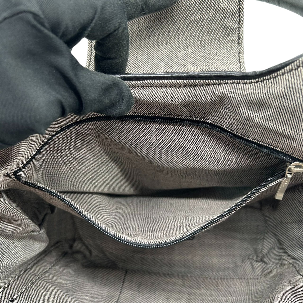 【美品】marie claire マリクレール ハンドバッグ ワンショルダー 自立可 編み込みデザイン レザー ブラック シルバー金具 クローバーチャーム付き レディース エレガント カジュアル フェミニン 人気モデル クリーニング済み s33