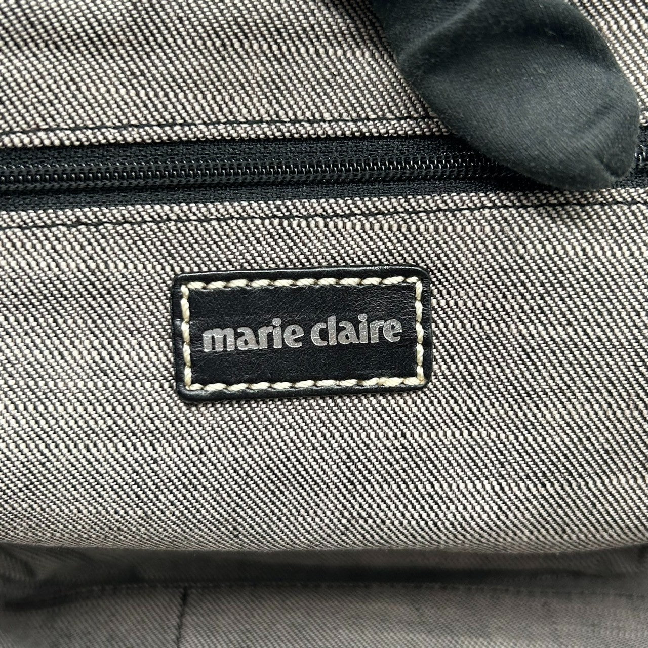 【美品】marie claire マリクレール ハンドバッグ ワンショルダー 自立可 編み込みデザイン レザー ブラック シルバー金具 クローバーチャーム付き レディース エレガント カジュアル フェミニン 人気モデル クリーニング済み s33