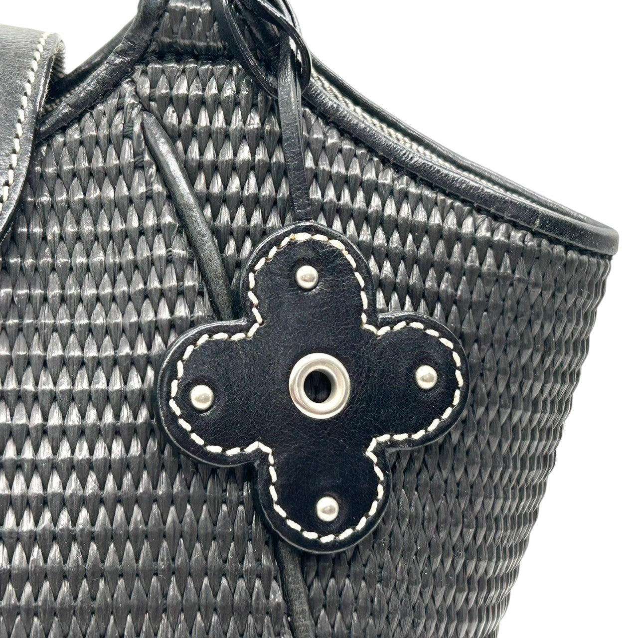 【美品】marie claire マリクレール ハンドバッグ ワンショルダー 自立可 編み込みデザイン レザー ブラック シルバー金具 クローバーチャーム付き レディース エレガント カジュアル フェミニン 人気モデル クリーニング済み s33