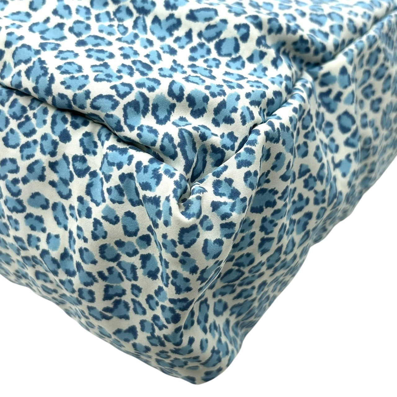 【BOTTEGA VENETA】ボッテガヴェネタ トートバッグ ワンショルダー ナイロン レオパード ヒョウ柄 アニマルプリント ブルー ホワイト系 軽量 イタリア製 レディース カジュアル 人気モデル クリーニング済み D3