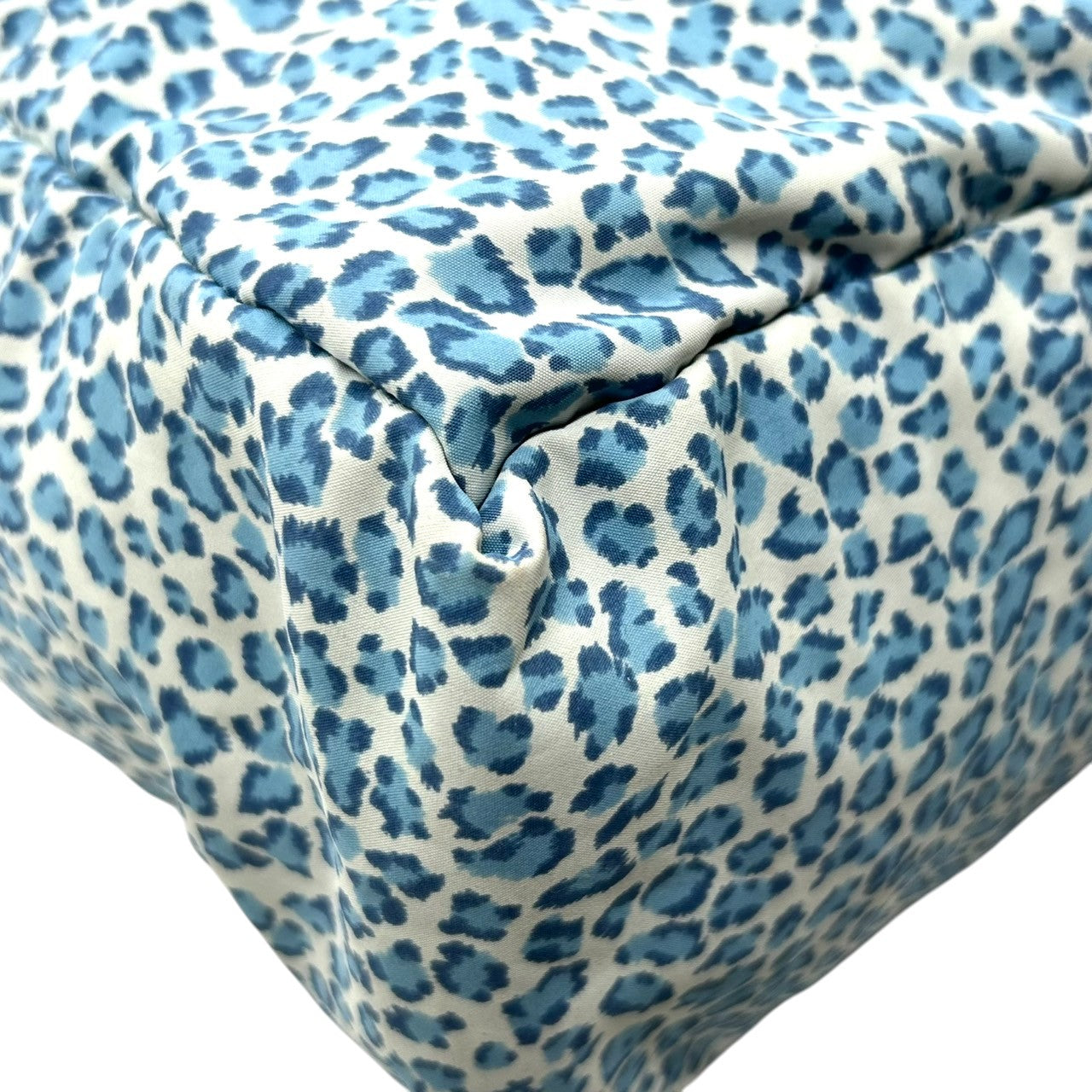 【BOTTEGA VENETA】ボッテガヴェネタ トートバッグ ワンショルダー ナイロン レオパード ヒョウ柄 アニマルプリント ブルー ホワイト系 軽量 イタリア製 レディース カジュアル 人気モデル クリーニング済み D3