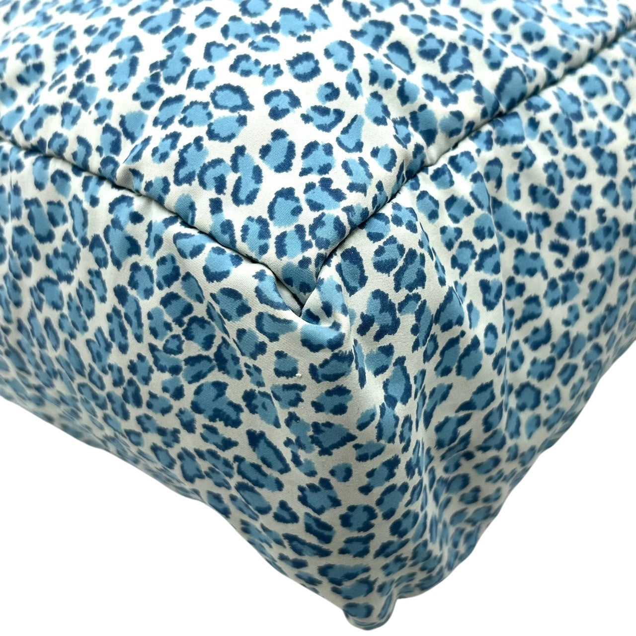 【BOTTEGA VENETA】ボッテガヴェネタ トートバッグ ワンショルダー ナイロン レオパード ヒョウ柄 アニマルプリント ブルー ホワイト系 軽量 イタリア製 レディース カジュアル 人気モデル クリーニング済み D3