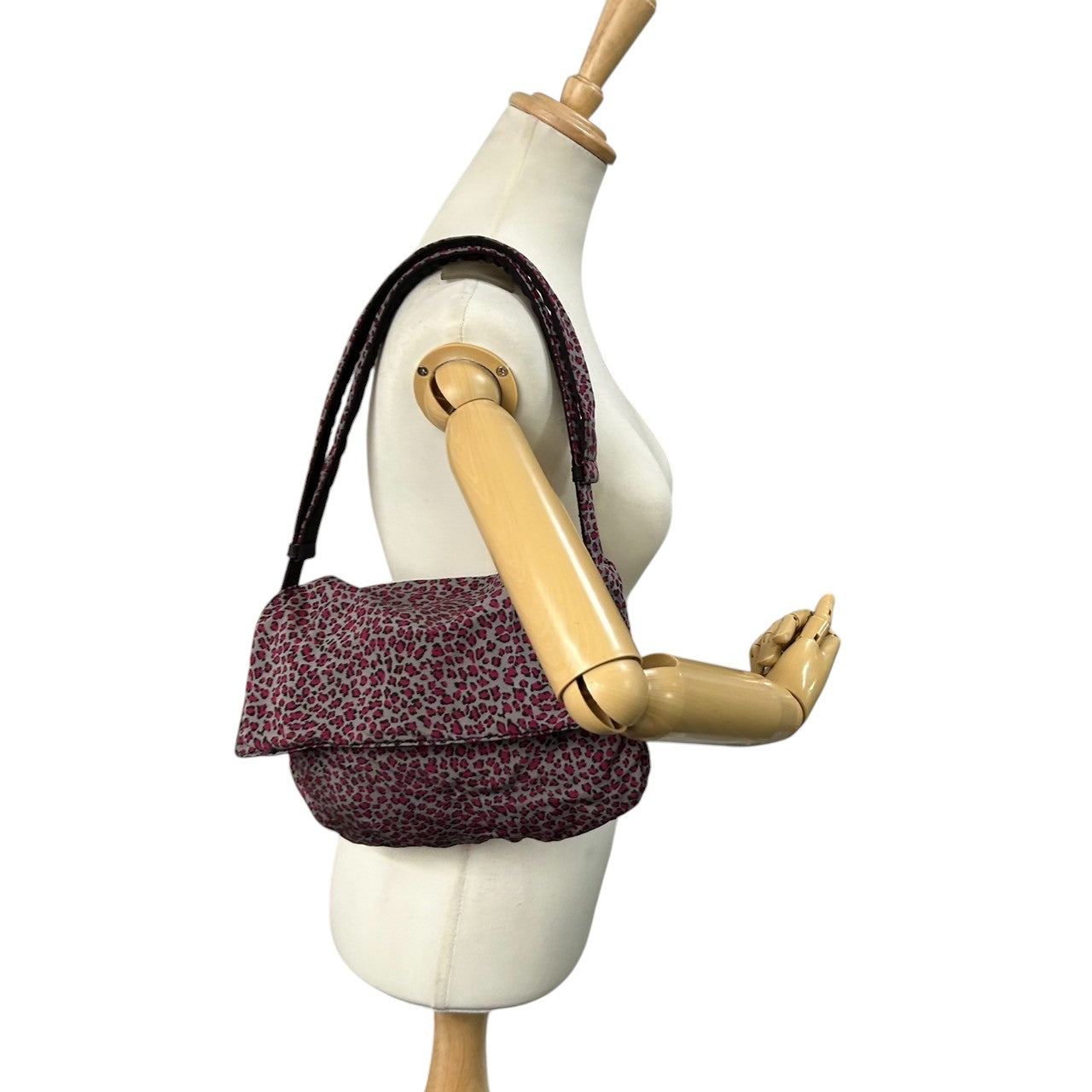 【BOTTEGA VENETA】ボッテガヴェネタ ショルダーバッグ ワンショルダー フラップ ナイロン レオパード ヒョウ柄 ピンク グレー 軽量 イタリア製 レディース カジュアル 個性的 デザイン クリーニング済み D3