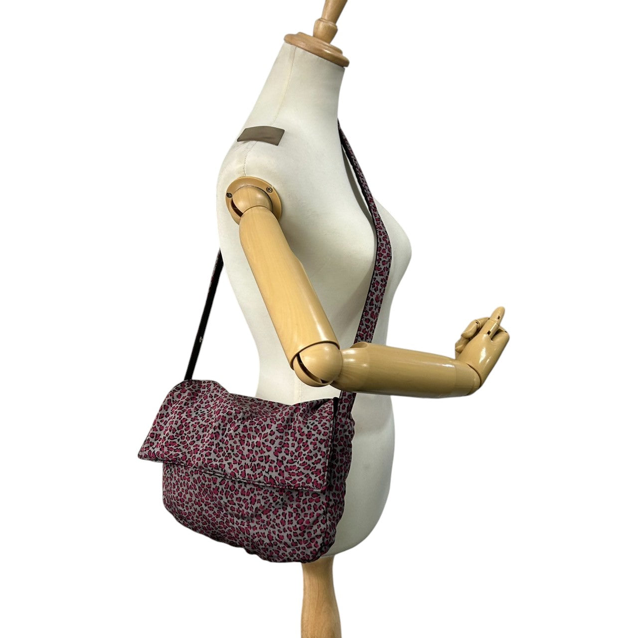 【BOTTEGA VENETA】ボッテガヴェネタ ショルダーバッグ ワンショルダー フラップ ナイロン レオパード ヒョウ柄 ピンク グレー 軽量 イタリア製 レディース カジュアル 個性的 デザイン クリーニング済み D3