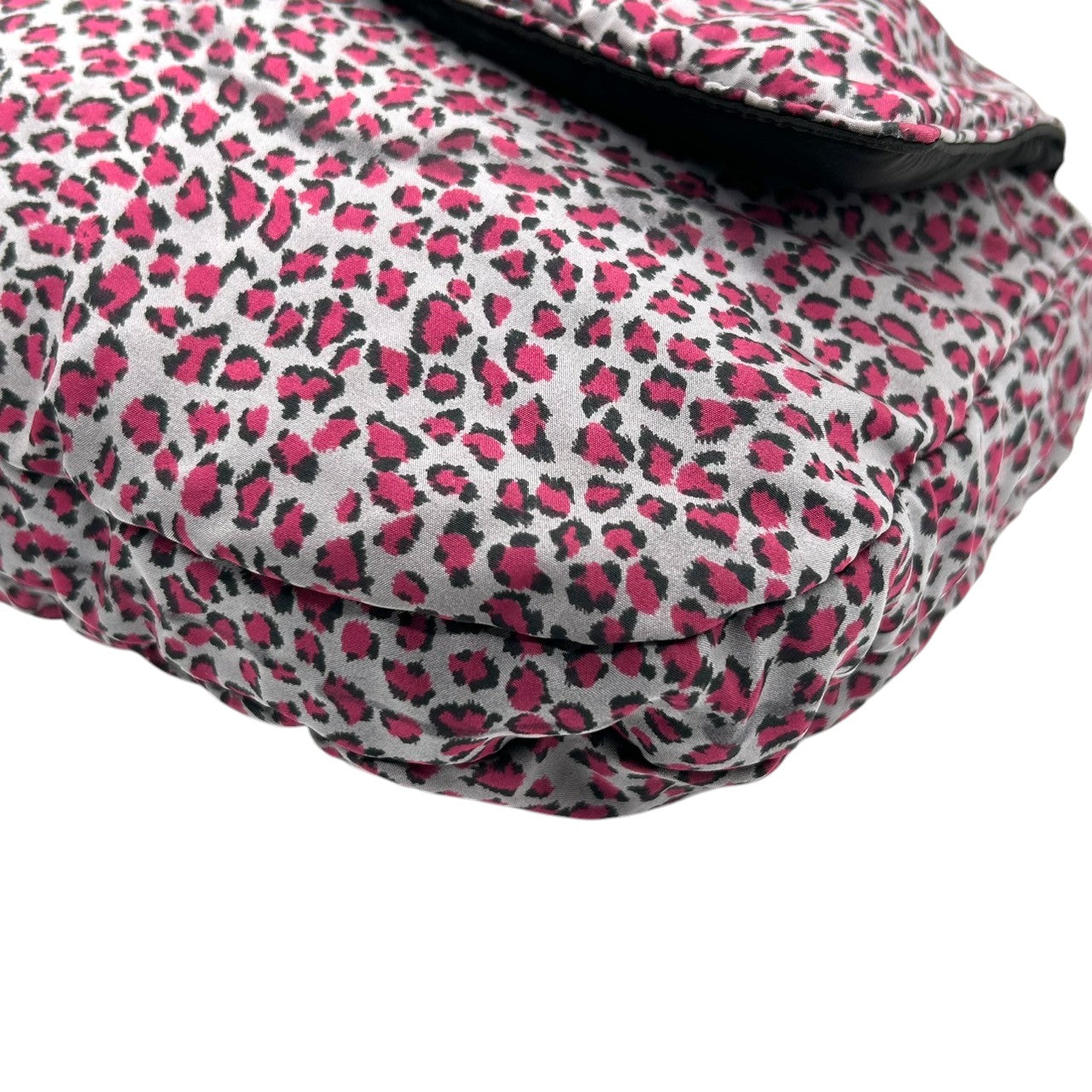 【BOTTEGA VENETA】ボッテガヴェネタ ショルダーバッグ ワンショルダー フラップ ナイロン レオパード ヒョウ柄 ピンク グレー 軽量 イタリア製 レディース カジュアル 個性的 デザイン クリーニング済み D3