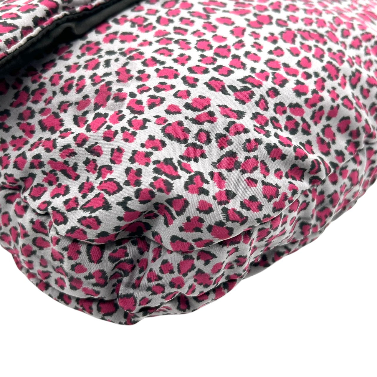 【BOTTEGA VENETA】ボッテガヴェネタ ショルダーバッグ ワンショルダー フラップ ナイロン レオパード ヒョウ柄 ピンク グレー 軽量 イタリア製 レディース カジュアル 個性的 デザイン クリーニング済み D3