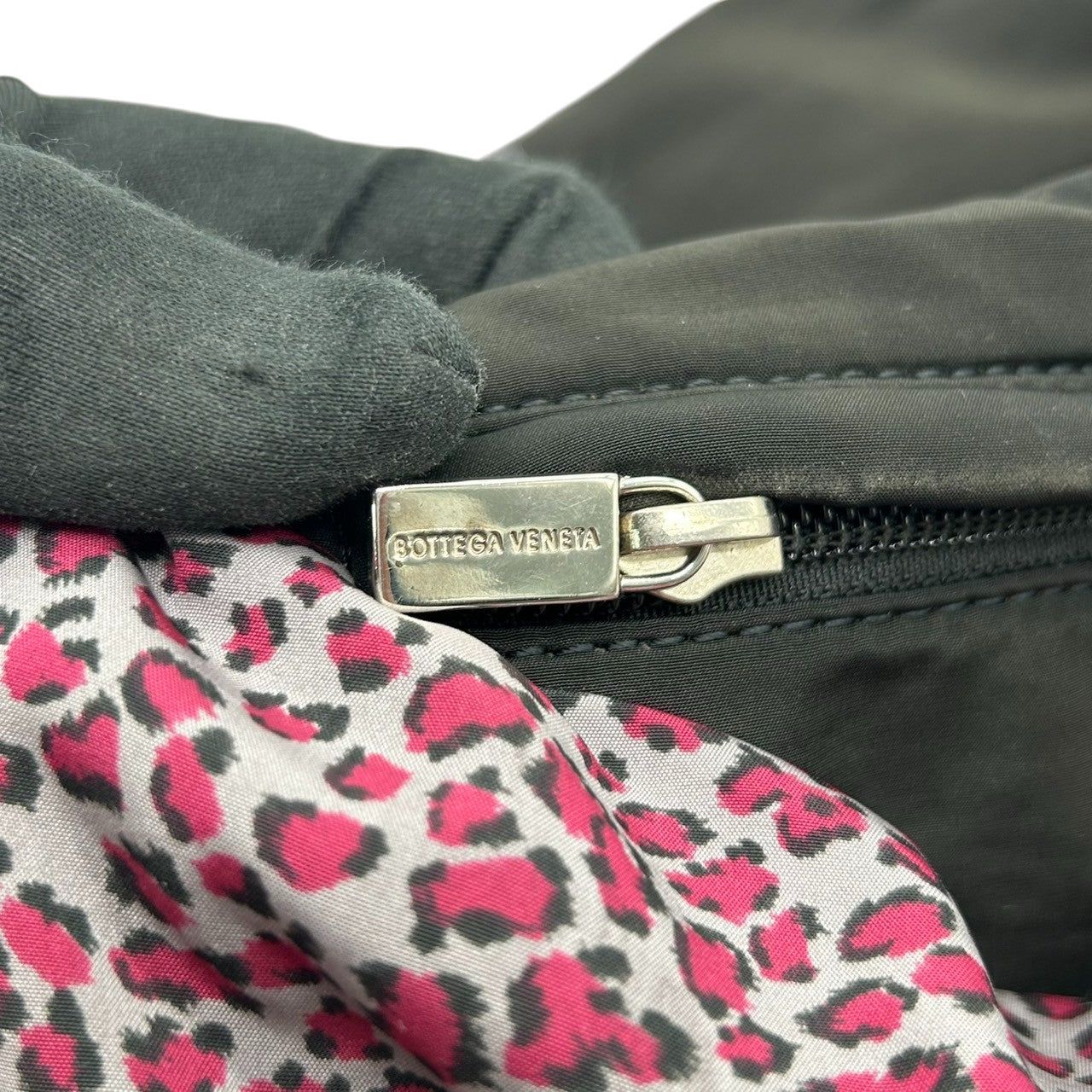 【BOTTEGA VENETA】ボッテガヴェネタ ショルダーバッグ ワンショルダー フラップ ナイロン レオパード ヒョウ柄 ピンク グレー 軽量 イタリア製 レディース カジュアル 個性的 デザイン クリーニング済み D3