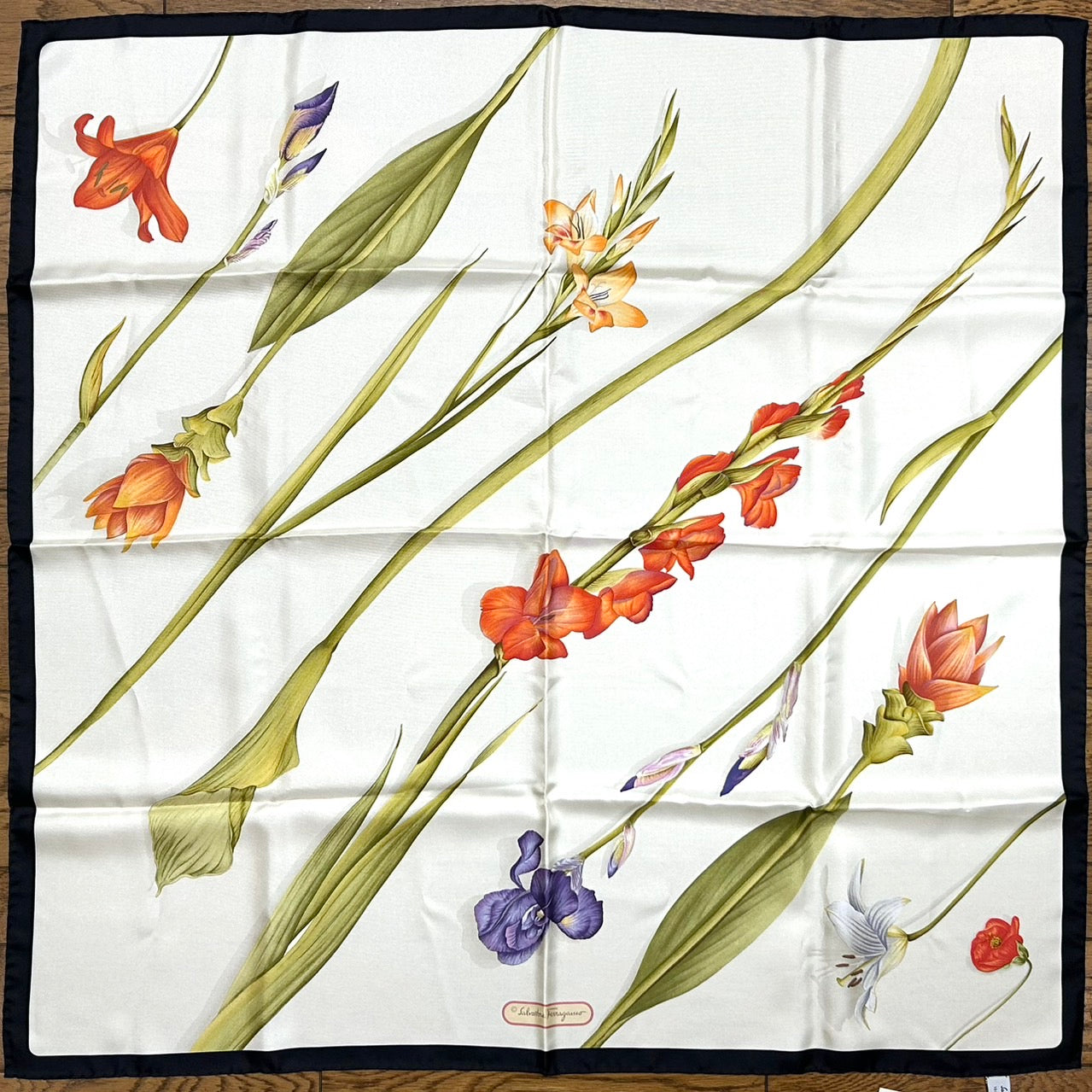 サルヴァトーレフェラガモ Salvatore Ferragamo ヴィンテージ シルクスカーフ 花 フラワープリント 黒 ブラック ホワイト マルチカラー W4