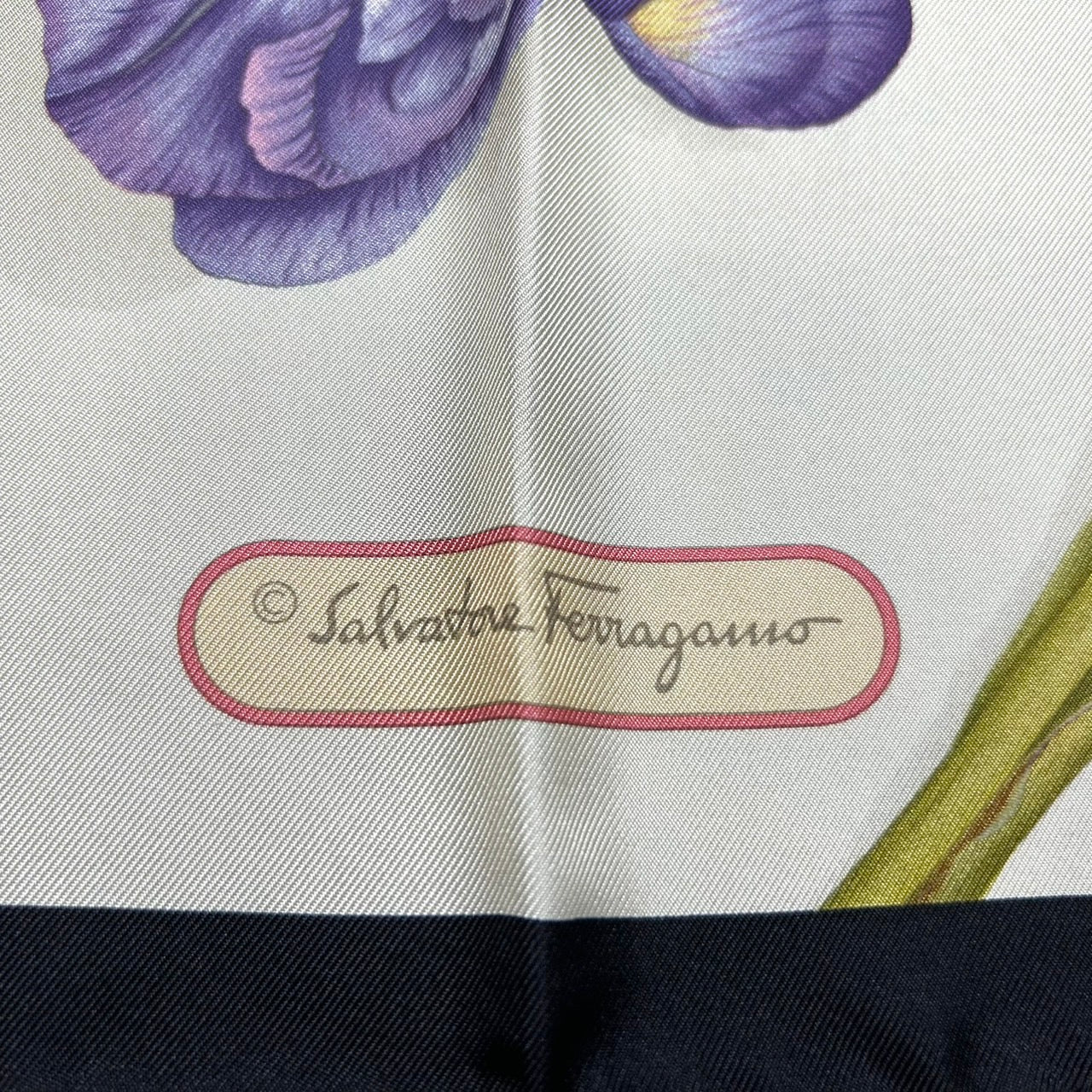 サルヴァトーレフェラガモ Salvatore Ferragamo ヴィンテージ シルクスカーフ 花 フラワープリント 黒 ブラック ホワイト マルチカラー W4