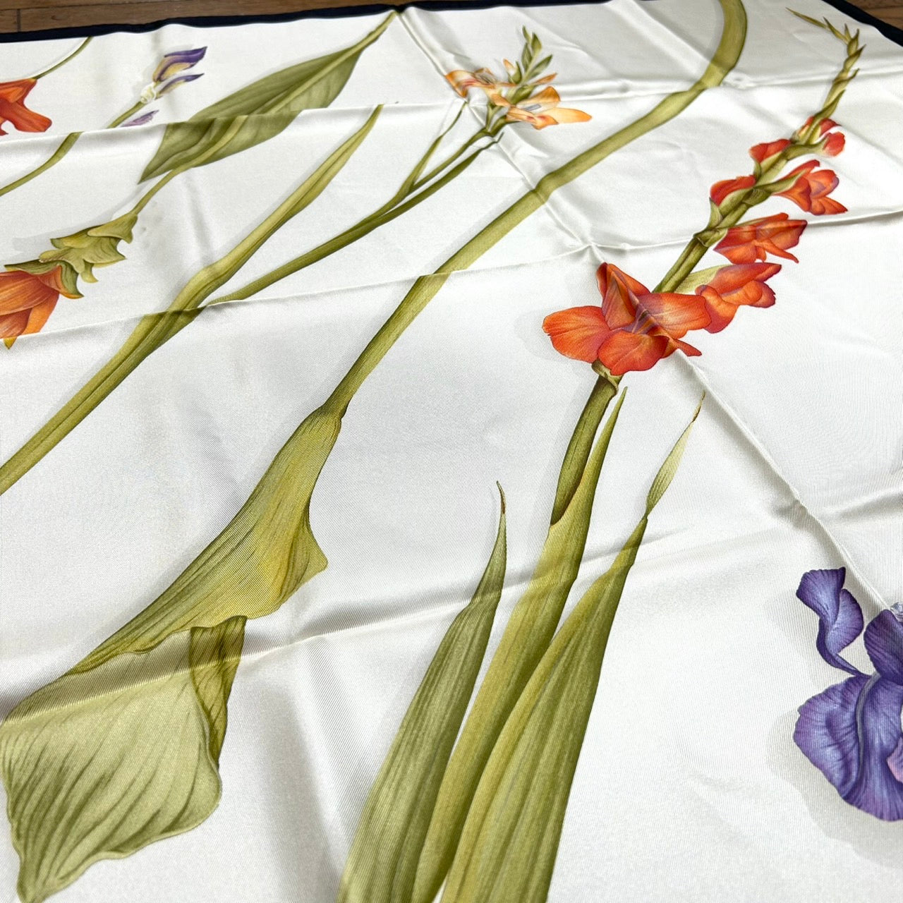 サルヴァトーレフェラガモ Salvatore Ferragamo ヴィンテージ シルクスカーフ 花 フラワープリント 黒 ブラック ホワイト マルチカラー W4