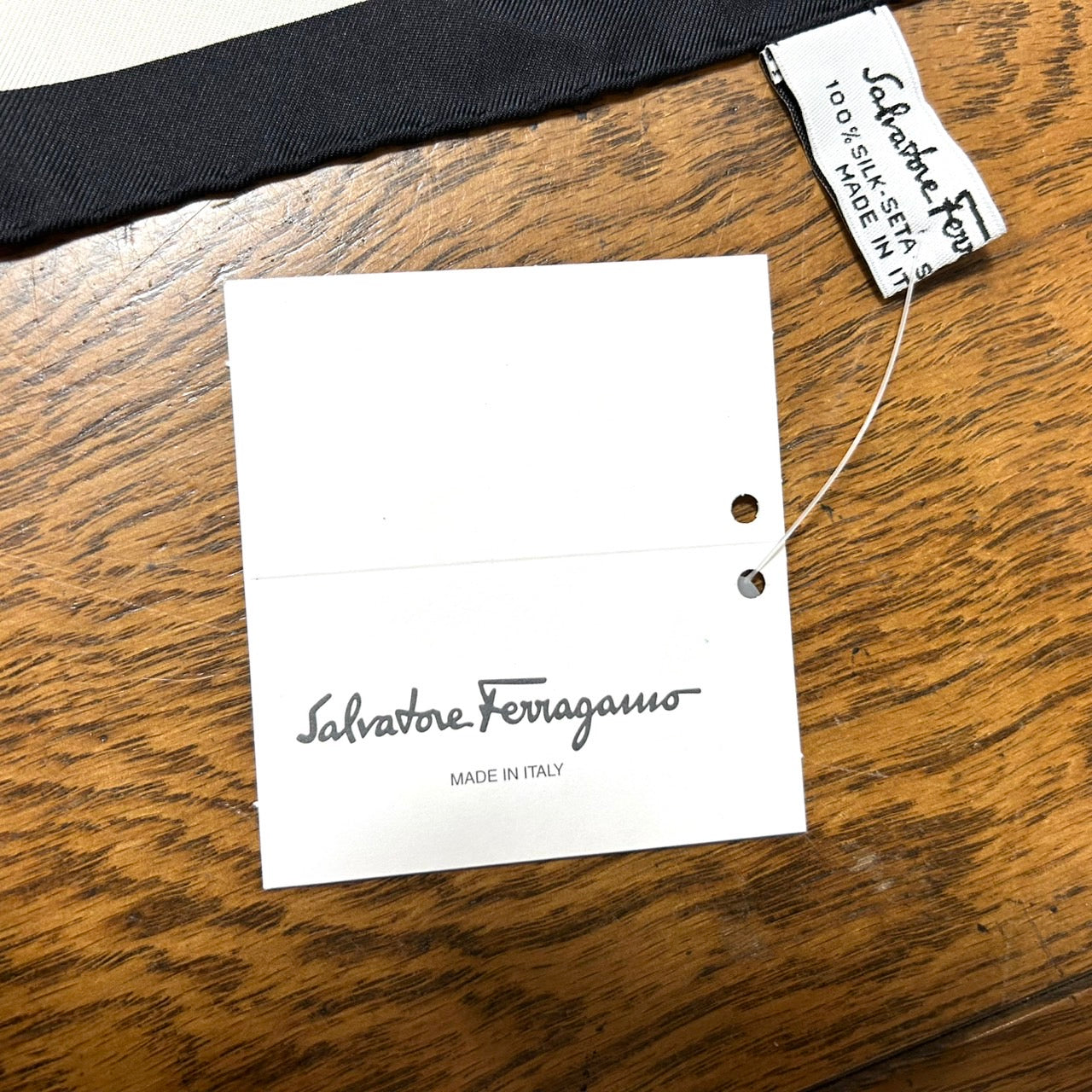 サルヴァトーレフェラガモ Salvatore Ferragamo ヴィンテージ シルクスカーフ 花 フラワープリント 黒 ブラック ホワイト マルチカラー W4