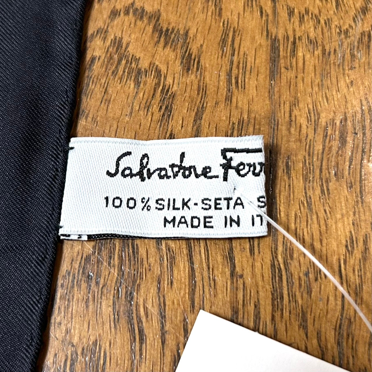 サルヴァトーレフェラガモ Salvatore Ferragamo ヴィンテージ シルクスカーフ 花 フラワープリント 黒 ブラック ホワイト マルチカラー W4