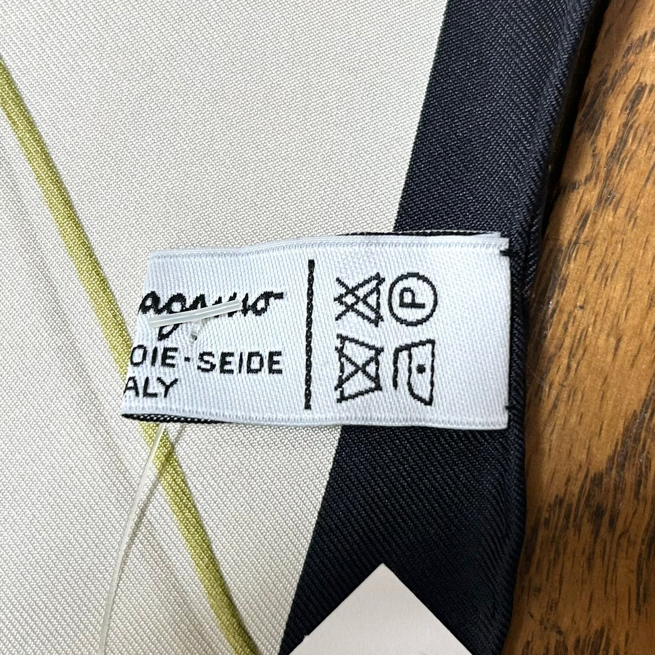 サルヴァトーレフェラガモ Salvatore Ferragamo ヴィンテージ シルクスカーフ 花 フラワープリント 黒 ブラック ホワイト マルチカラー W4