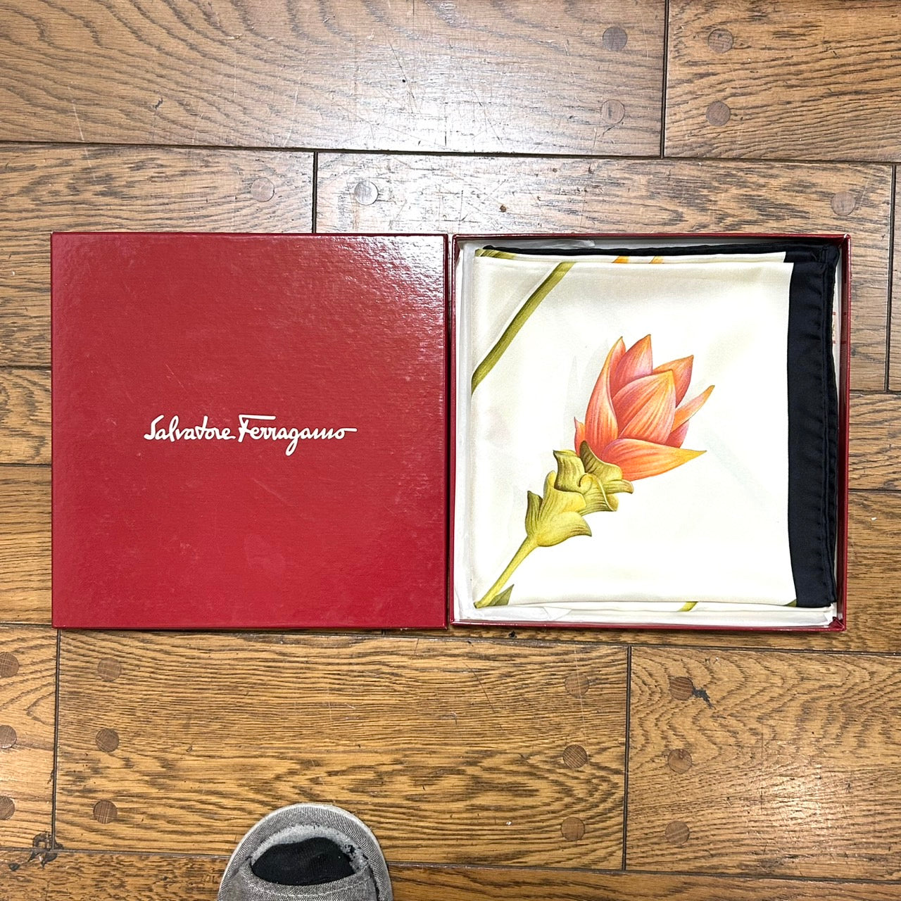 サルヴァトーレフェラガモ Salvatore Ferragamo ヴィンテージ シルクスカーフ 花 フラワープリント 黒 ブラック ホワイト マルチカラー W4