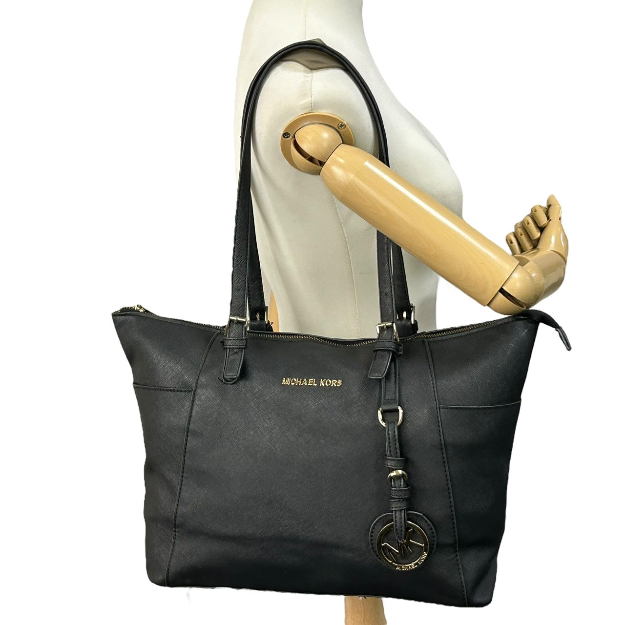 マイケルコース MICHAEL KORS サフィアーノレザー トートバッグ ショルダーバッグ 黒 ブラック ゴールド金具 MKロゴチャーム S65