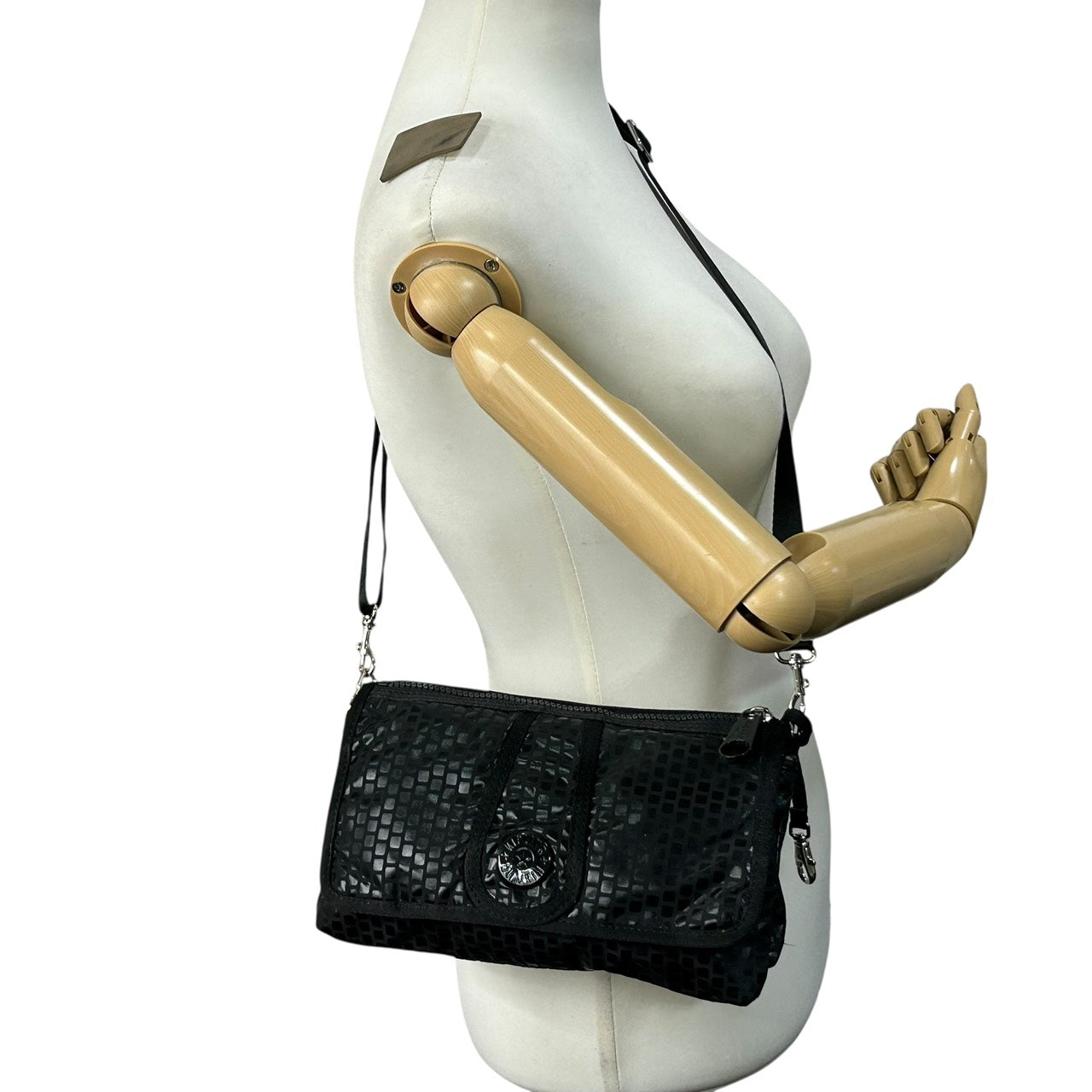 美品　キプリング Kipling ショルダーバッグ クロスボディ ナイロン 黒 ブラック モノグラム 光沢 シルバー金具 軽量 S71