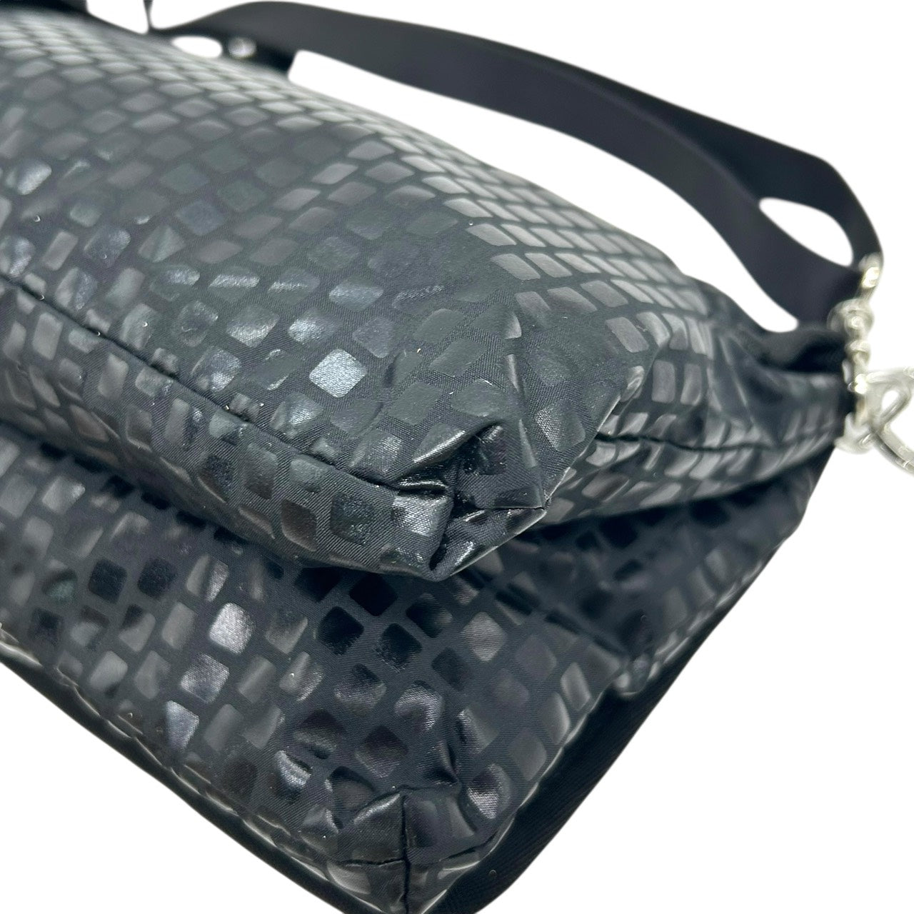 美品　キプリング Kipling ショルダーバッグ クロスボディ ナイロン 黒 ブラック モノグラム 光沢 シルバー金具 軽量 S71