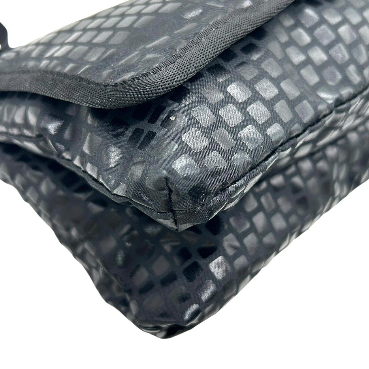 美品　キプリング Kipling ショルダーバッグ クロスボディ ナイロン 黒 ブラック モノグラム 光沢 シルバー金具 軽量 S71