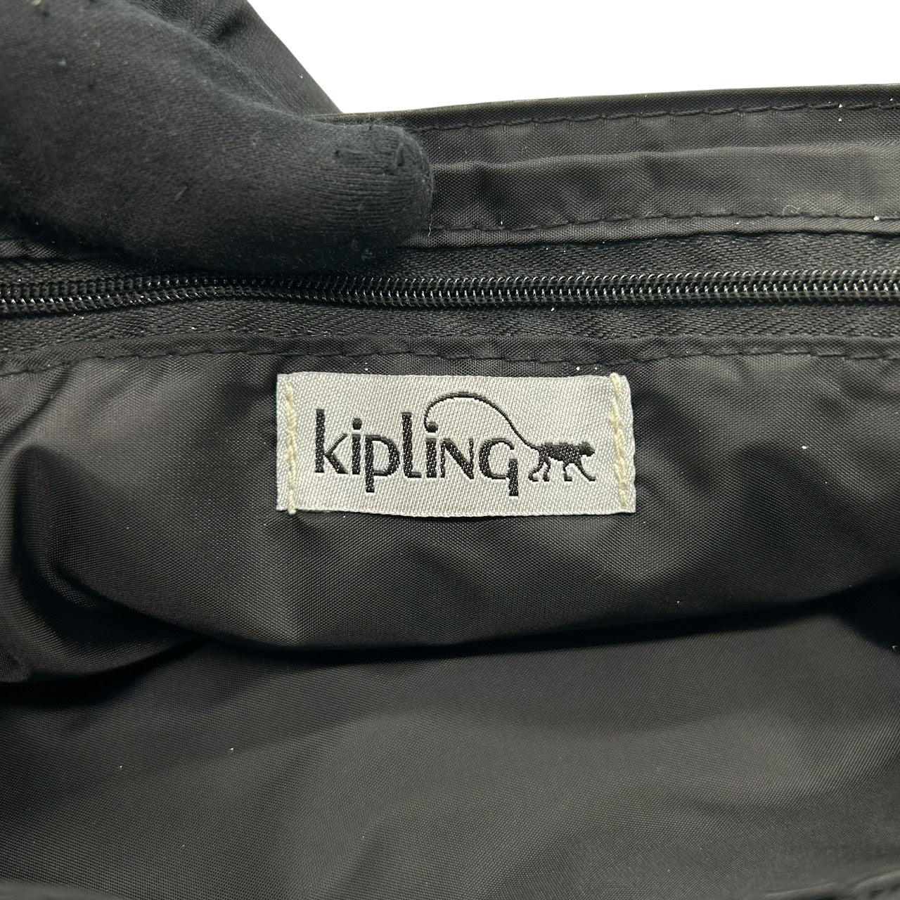 美品　キプリング Kipling ショルダーバッグ クロスボディ ナイロン 黒 ブラック モノグラム 光沢 シルバー金具 軽量 S71