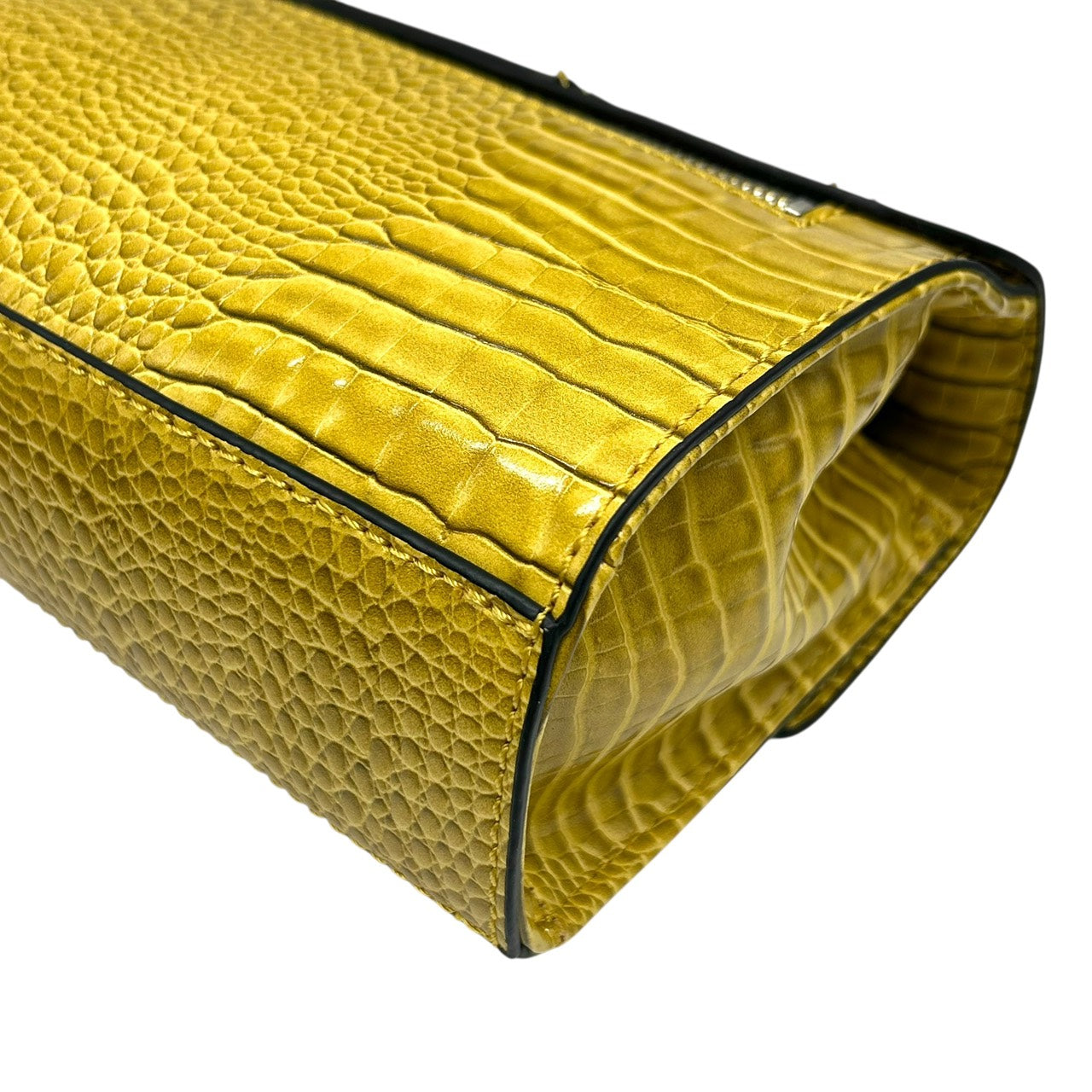 ゲス GUESS チェーンショルダーバッグ 型押し 黄色 イエローゴールド ロック金具 ロゴ 高級感 新品タグ付 R