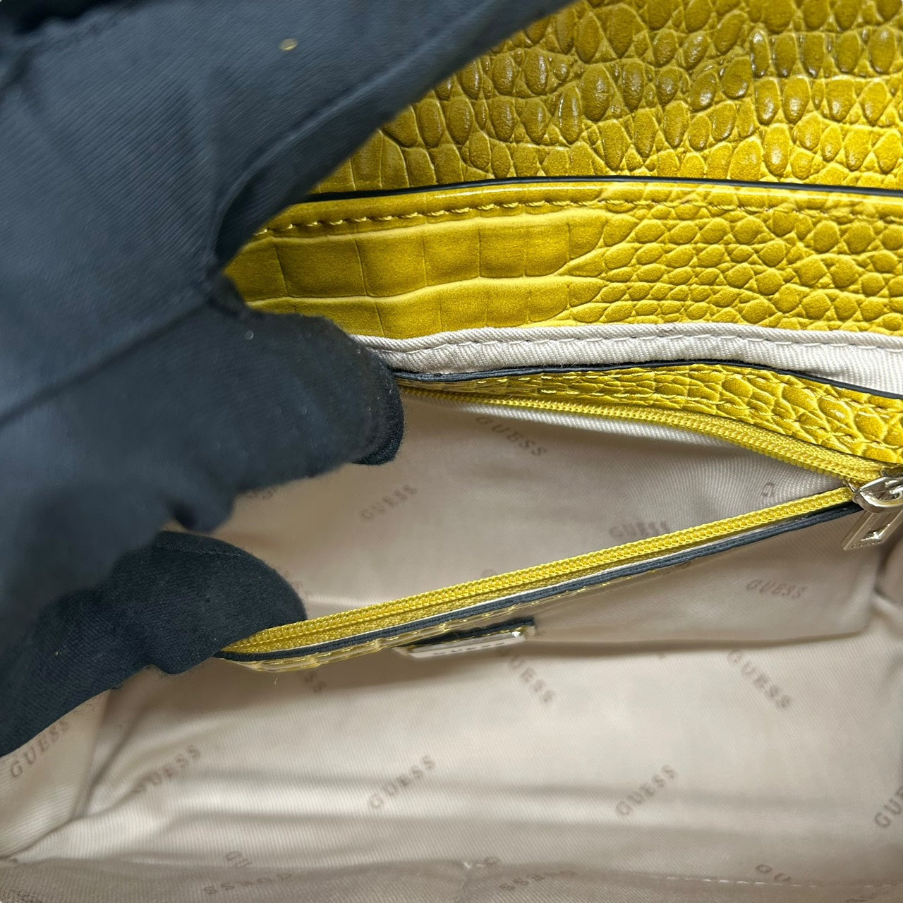 ゲス GUESS チェーンショルダーバッグ 型押し 黄色 イエローゴールド ロック金具 ロゴ 高級感 新品タグ付 R