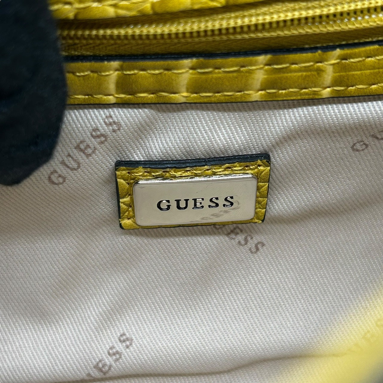 ゲス GUESS チェーンショルダーバッグ 型押し 黄色 イエローゴールド ロック金具 ロゴ 高級感 新品タグ付 R