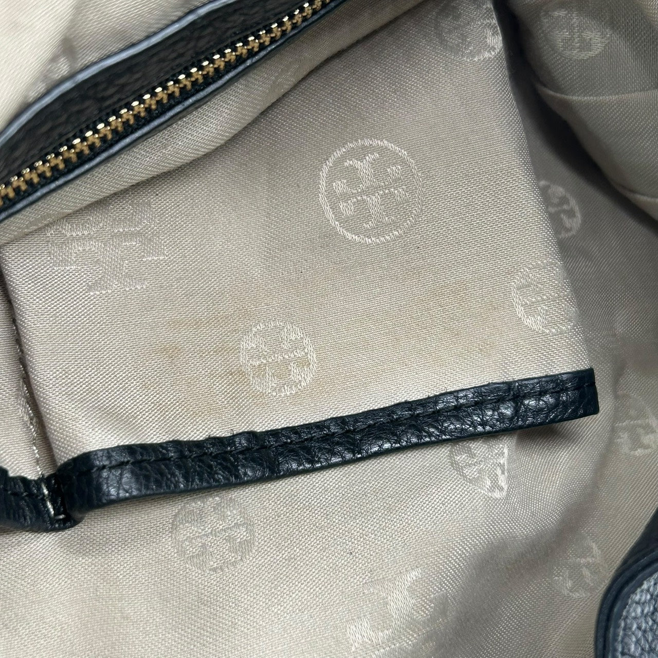 極美品 トリーバーチ TORY BURCH ホーボーバッグ ショルダーバッグ ワンショルダー 黒 ブラック レザー ロゴ型押し 高級 上品 S26