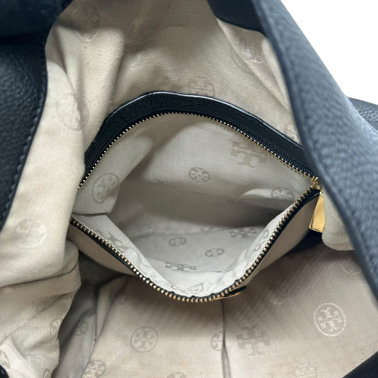 極美品 トリーバーチ TORY BURCH ホーボーバッグ ショルダーバッグ ワンショルダー 黒 ブラック レザー ロゴ型押し 高級 上品 S26