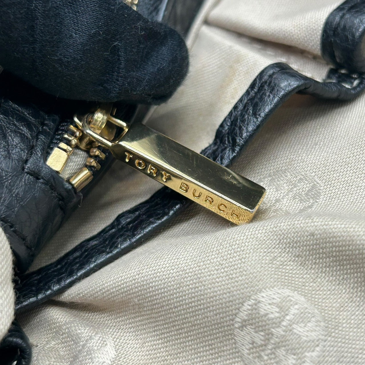 極美品 トリーバーチ TORY BURCH ホーボーバッグ ショルダーバッグ ワンショルダー 黒 ブラック レザー ロゴ型押し 高級 上品 S26