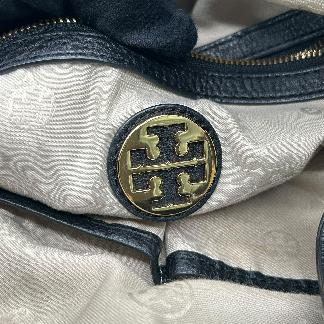 極美品 トリーバーチ TORY BURCH ホーボーバッグ ショルダーバッグ ワンショルダー 黒 ブラック レザー ロゴ型押し 高級 上品 S26