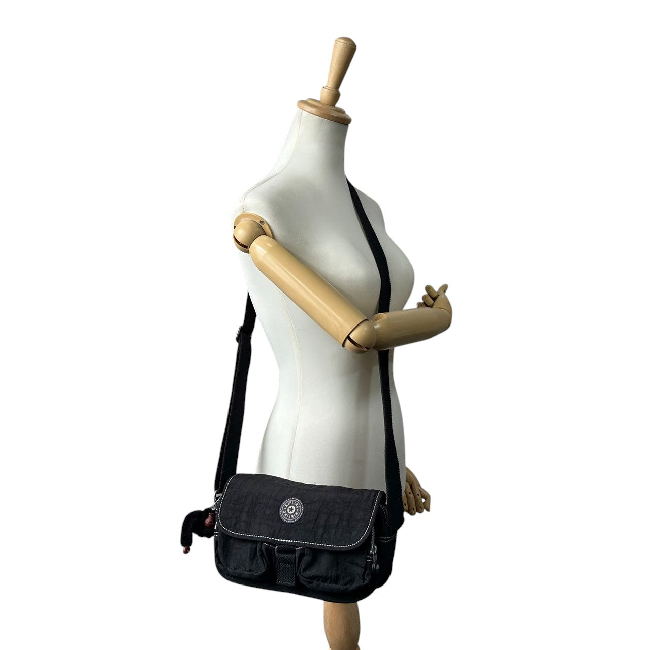 【Kipling】キプリング ショルダーバッグ クロスボディ 斜め掛け可 ナイロン ブラック 黒 軽量 多機能 ポケット多数 モンキーチャーム付き レディース カジュアル 旅行 サブバッグ 人気モデル クリーニング済み s66