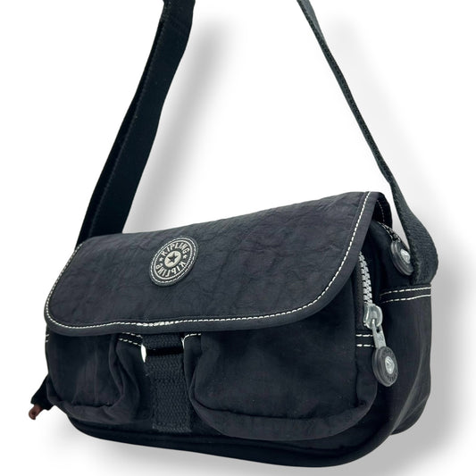 【Kipling】キプリング ショルダーバッグ クロスボディ 斜め掛け可 ナイロン ブラック 黒 軽量 多機能 ポケット多数 モンキーチャーム付き レディース カジュアル 旅行 サブバッグ 人気モデル クリーニング済み s66