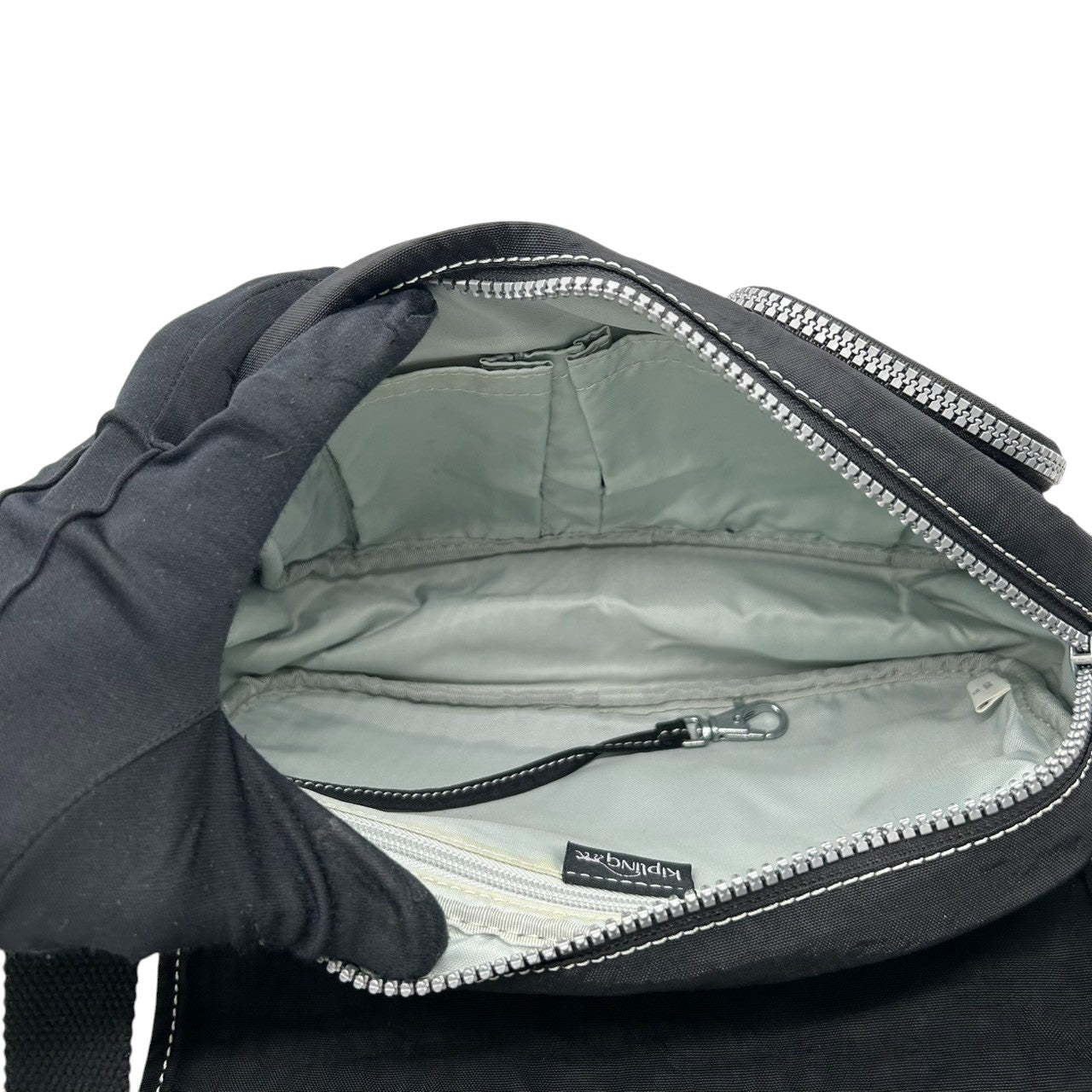 【Kipling】キプリング ショルダーバッグ クロスボディ 斜め掛け可 ナイロン ブラック 黒 軽量 多機能 ポケット多数 モンキーチャーム付き レディース カジュアル 旅行 サブバッグ 人気モデル クリーニング済み s66