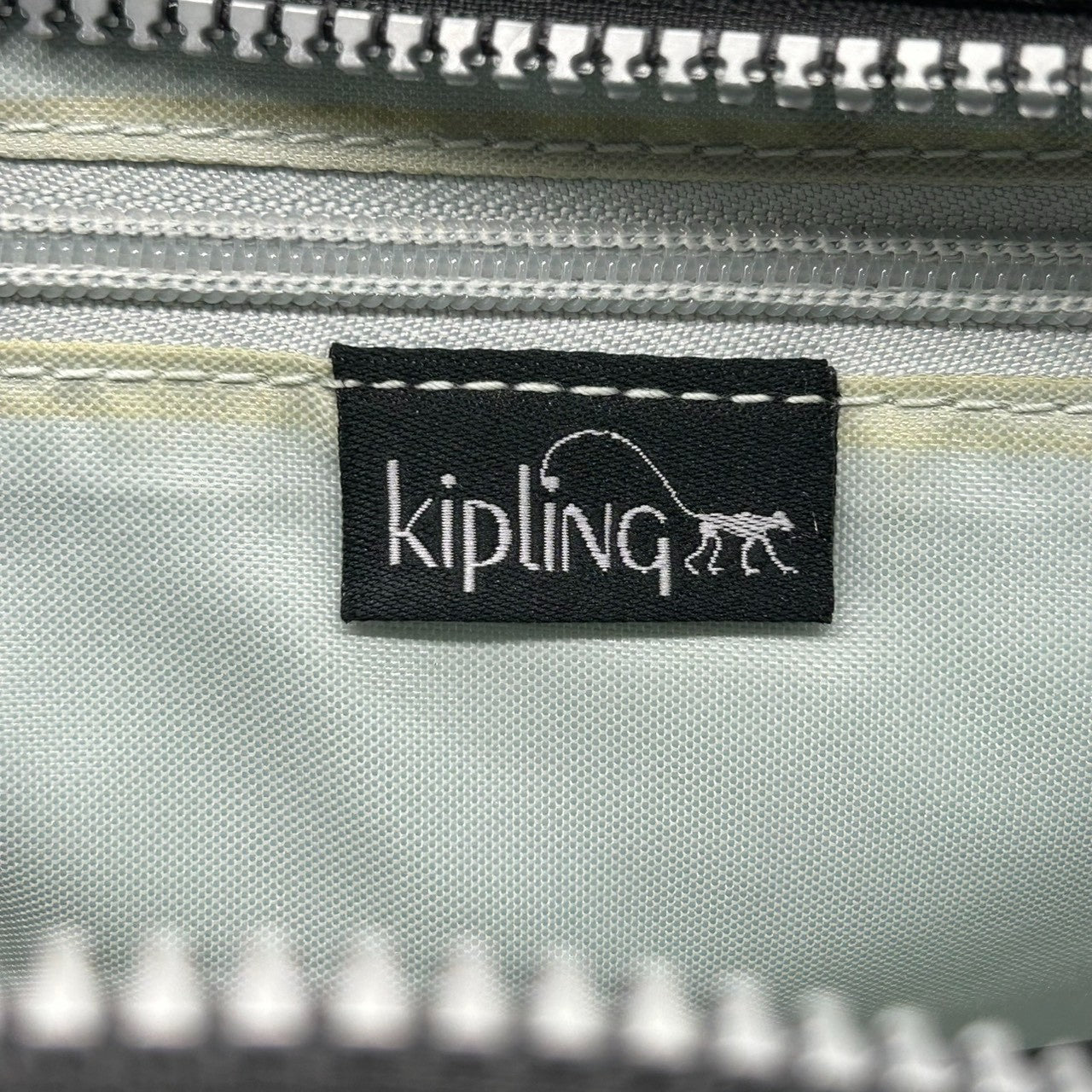 【Kipling】キプリング ショルダーバッグ クロスボディ 斜め掛け可 ナイロン ブラック 黒 軽量 多機能 ポケット多数 モンキーチャーム付き レディース カジュアル 旅行 サブバッグ 人気モデル クリーニング済み s66