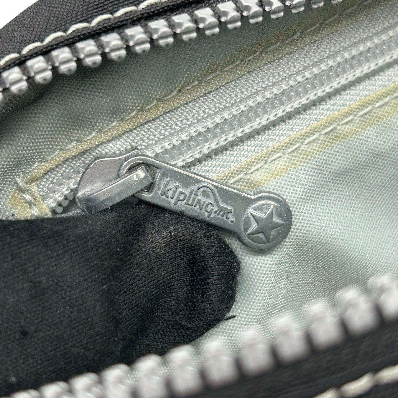 【Kipling】キプリング ショルダーバッグ クロスボディ 斜め掛け可 ナイロン ブラック 黒 軽量 多機能 ポケット多数 モンキーチャーム付き レディース カジュアル 旅行 サブバッグ 人気モデル クリーニング済み s66