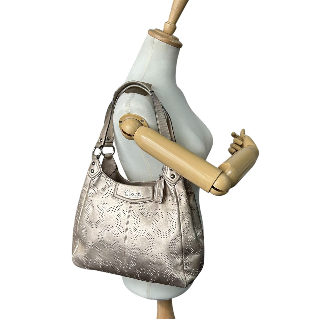 【美品】COACH コーチ ショルダーバッグ ワンショルダー F23602 パンチングレザー オプアート シグネチャー ゴールド シャンパンゴールド系 本革 レディース エレガント 通勤通学 人気モデル クリーニング済み s99