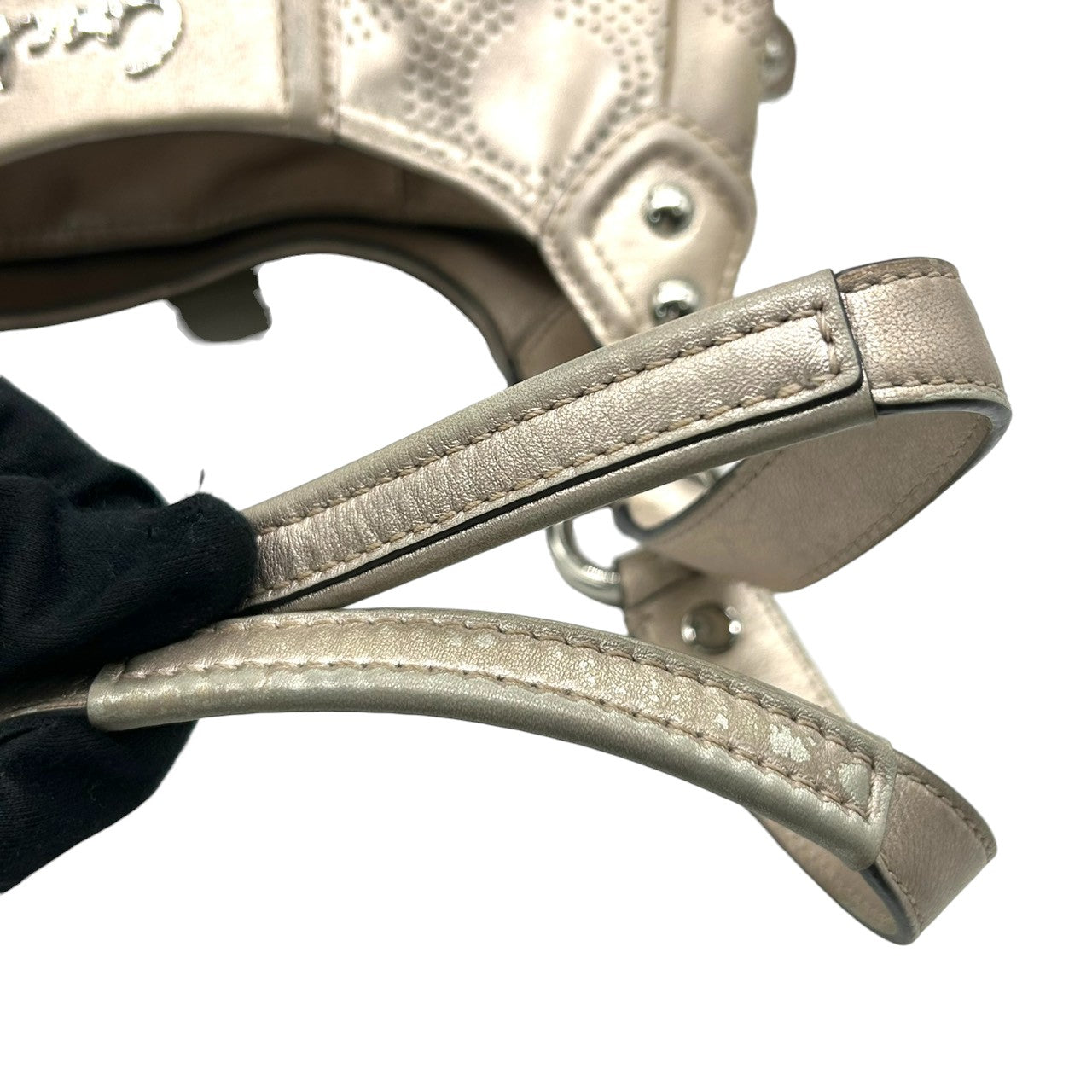 【美品】COACH コーチ ショルダーバッグ ワンショルダー F23602 パンチングレザー オプアート シグネチャー ゴールド シャンパンゴールド系 本革 レディース エレガント 通勤通学 人気モデル クリーニング済み s99