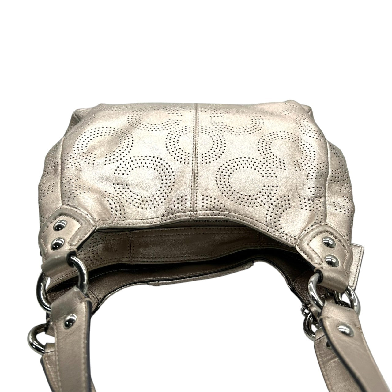 【美品】COACH コーチ ショルダーバッグ ワンショルダー F23602 パンチングレザー オプアート シグネチャー ゴールド シャンパンゴールド系 本革 レディース エレガント 通勤通学 人気モデル クリーニング済み s99