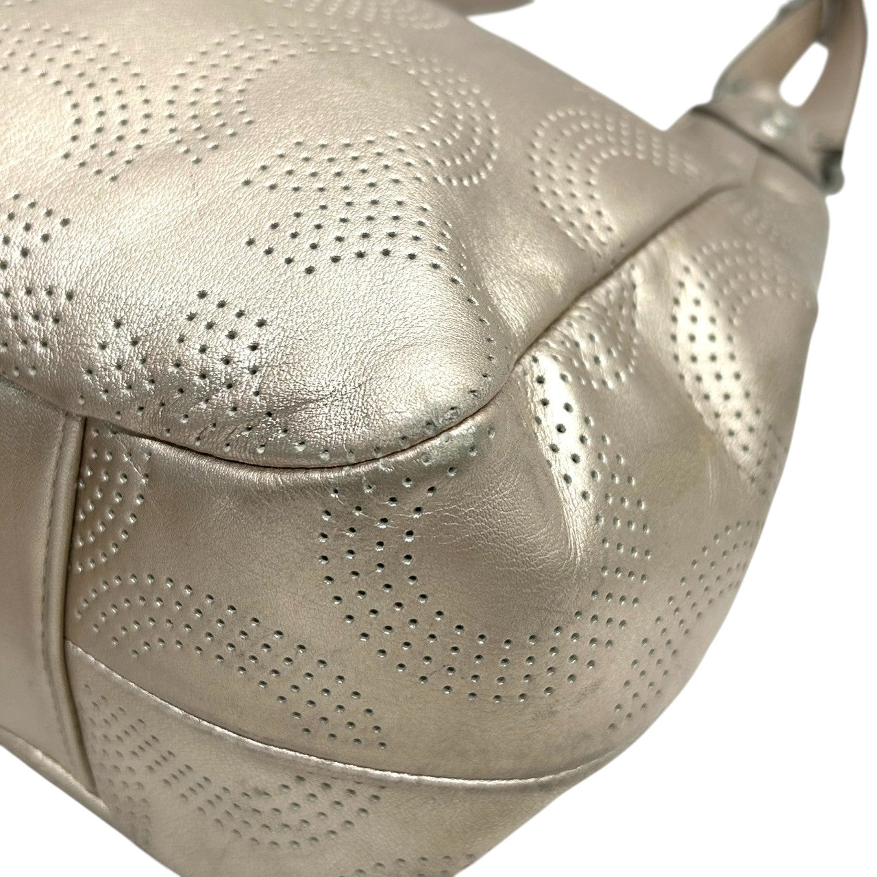 【美品】COACH コーチ ショルダーバッグ ワンショルダー F23602 パンチングレザー オプアート シグネチャー ゴールド シャンパンゴールド系 本革 レディース エレガント 通勤通学 人気モデル クリーニング済み s99