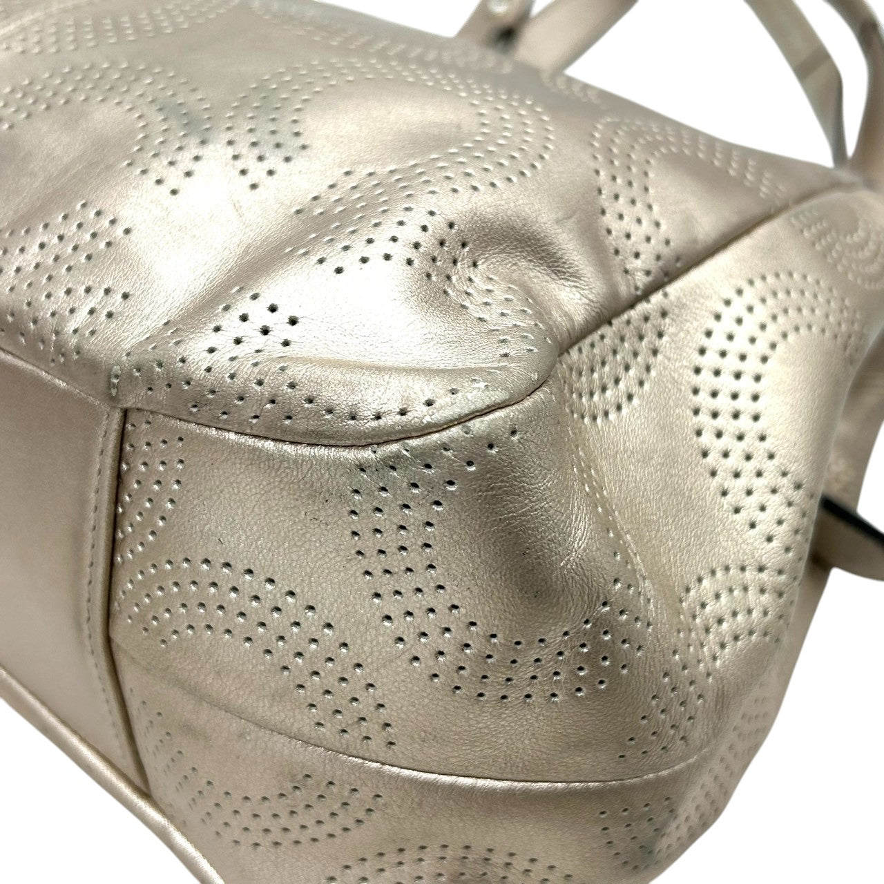 【美品】COACH コーチ ショルダーバッグ ワンショルダー F23602 パンチングレザー オプアート シグネチャー ゴールド シャンパンゴールド系 本革 レディース エレガント 通勤通学 人気モデル クリーニング済み s99