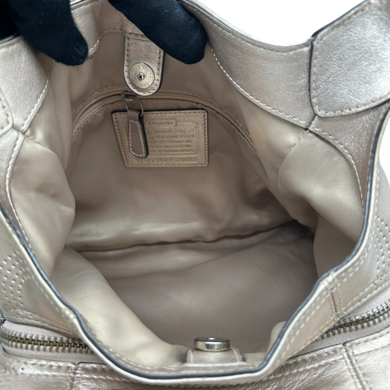 【美品】COACH コーチ ショルダーバッグ ワンショルダー F23602 パンチングレザー オプアート シグネチャー ゴールド シャンパンゴールド系 本革 レディース エレガント 通勤通学 人気モデル クリーニング済み s99